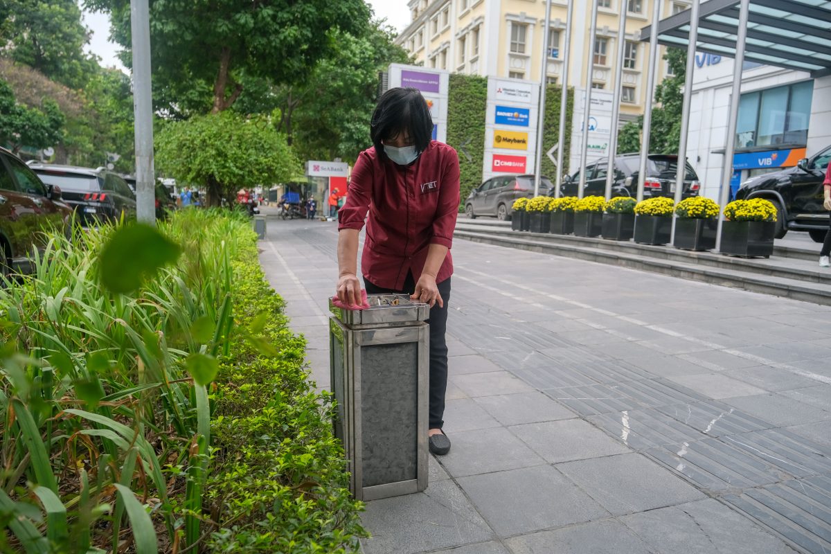 Tạp Vụ VietCleaning làm sạch các khu vực được phân công