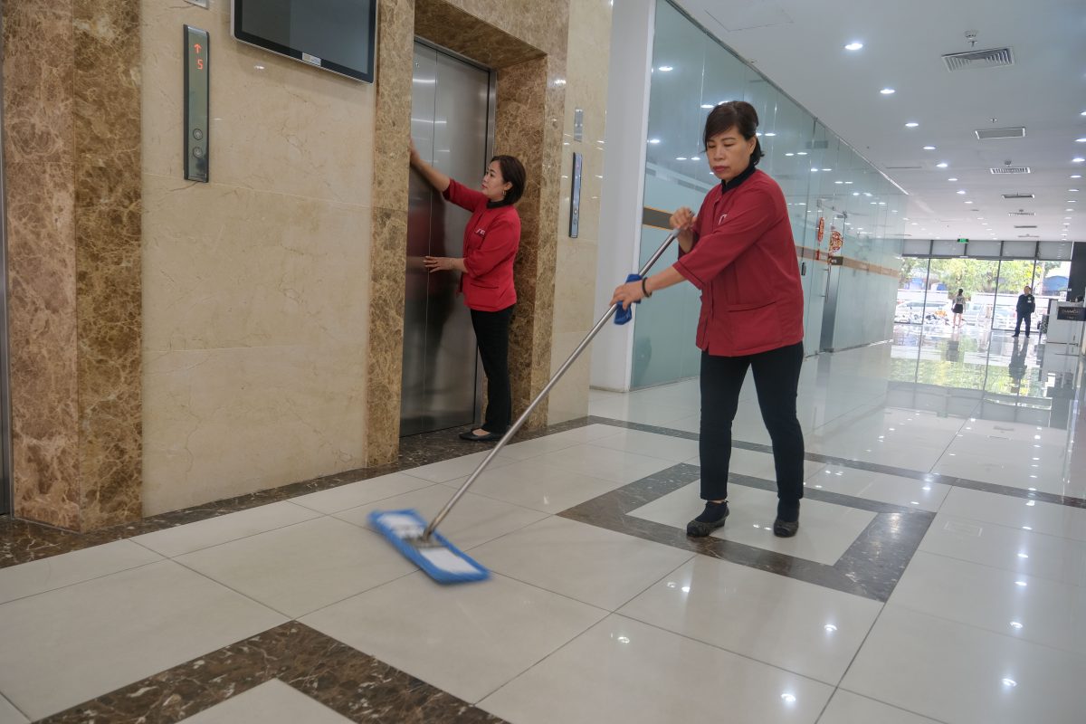 Tạp vụ vệ sinh VietCleaning vệ sinh khu vực sảnh