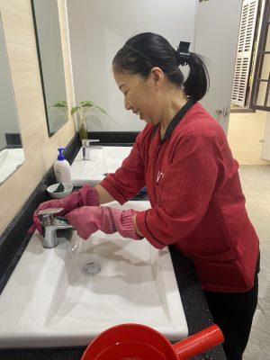 Tạp vụ VietCleaning tẩy cặn canxi