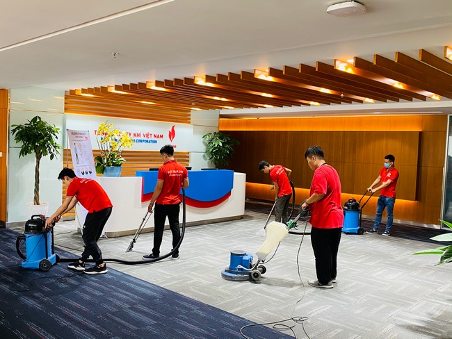 VietCleaning đang trong quá trình vệ sinh thảm văn phòng